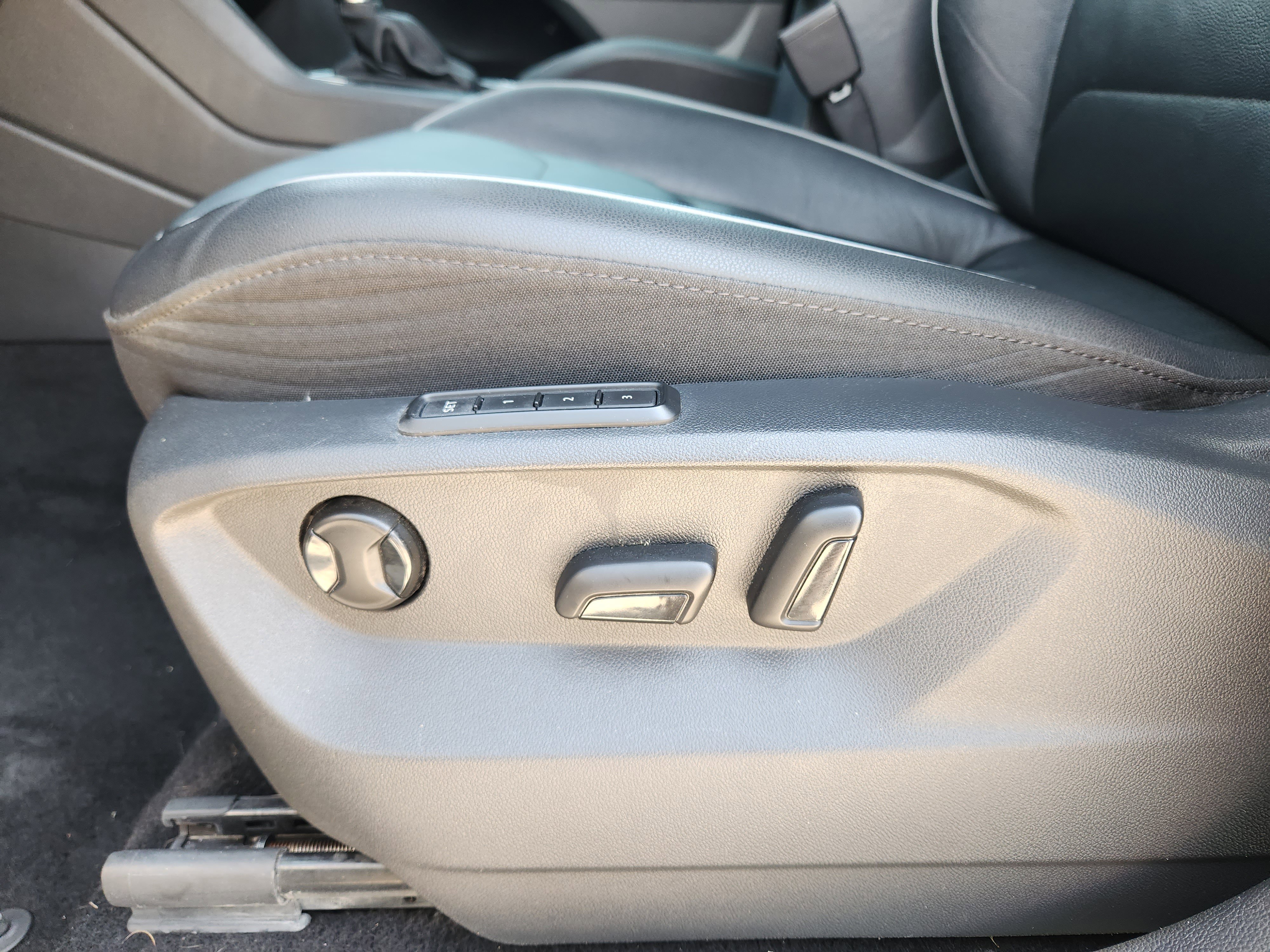 Used 2019 Volkswagen Tiguan SEL Premium image 24