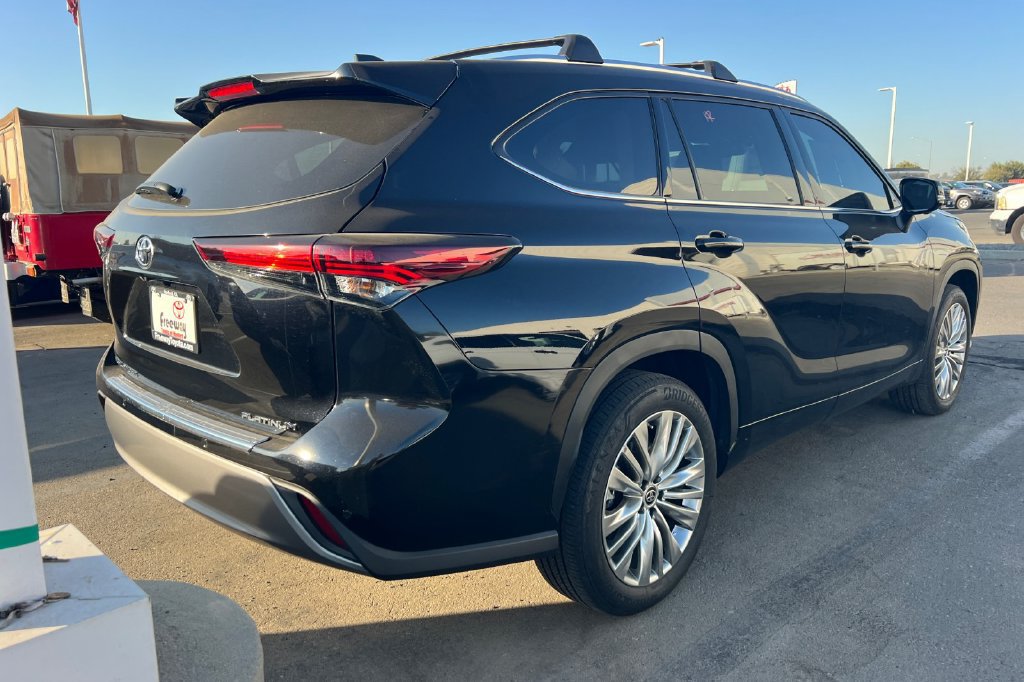 Used 2024 Toyota Highlander Platinum FWD image 6