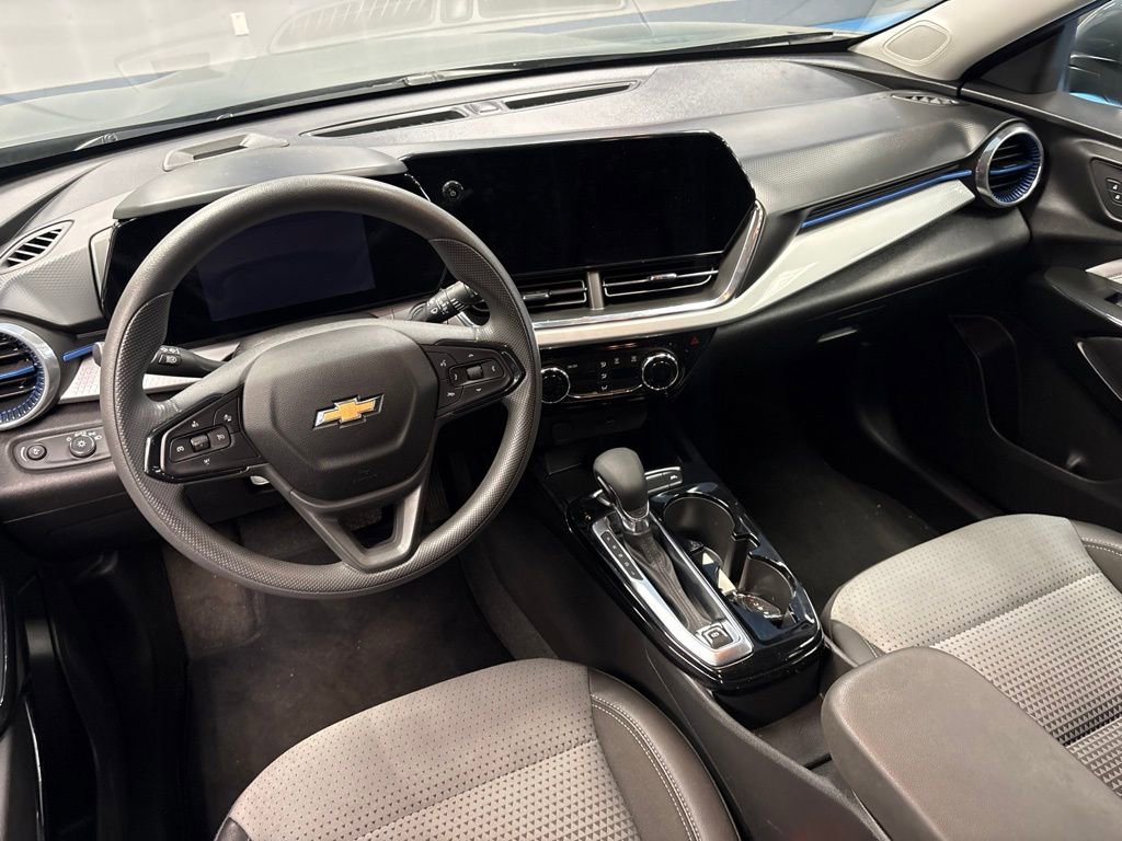 Certified 2025 Chevrolet Trax LT FWD image 19