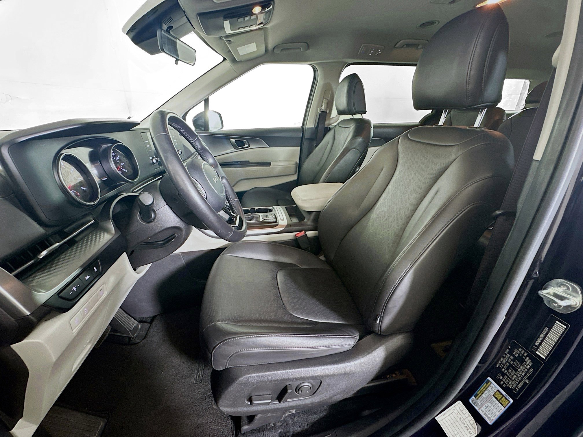 Used 2024 Kia Carnival LX image 13