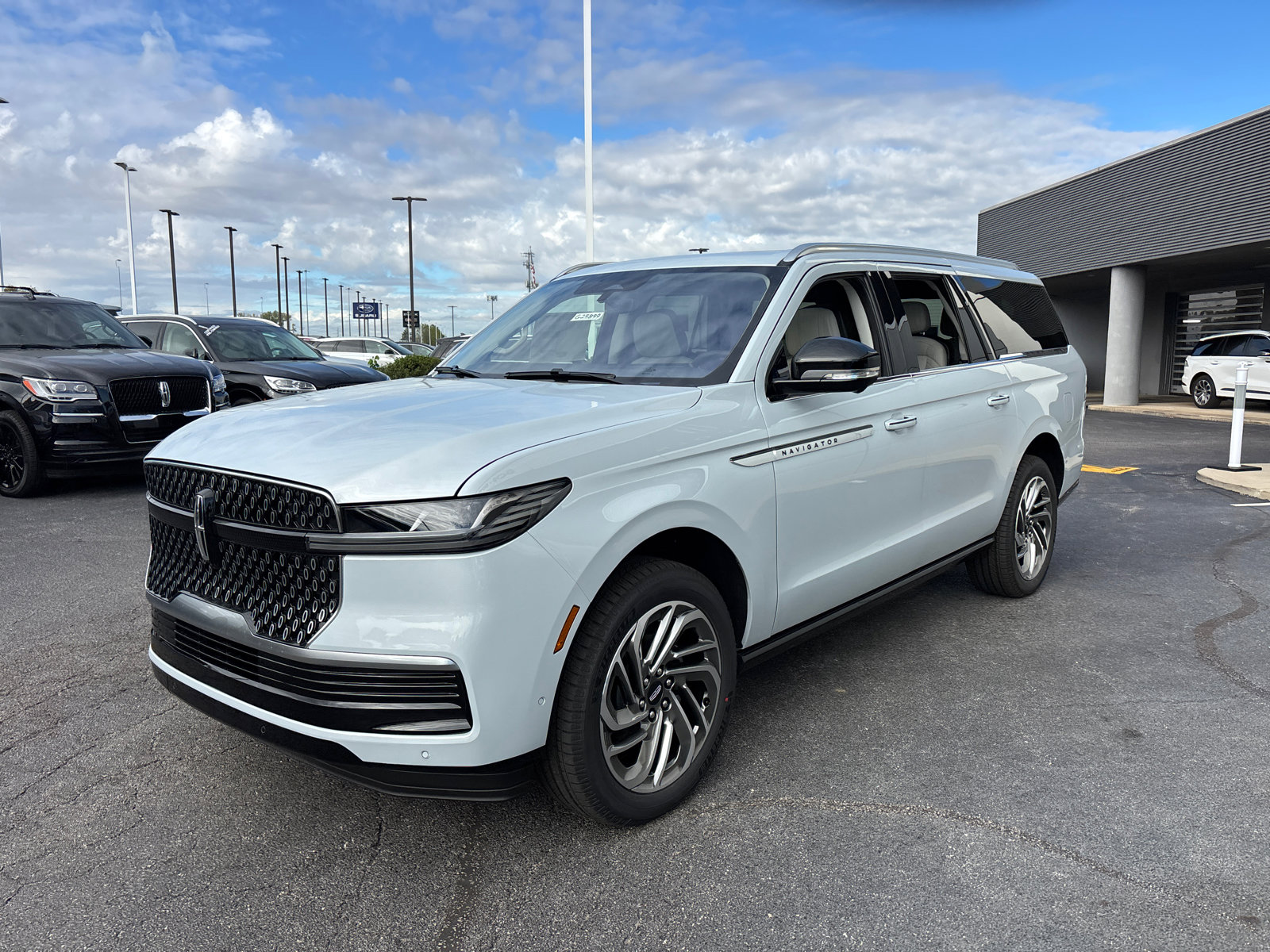 New 2025 Lincoln Navigator L Reserve image 3