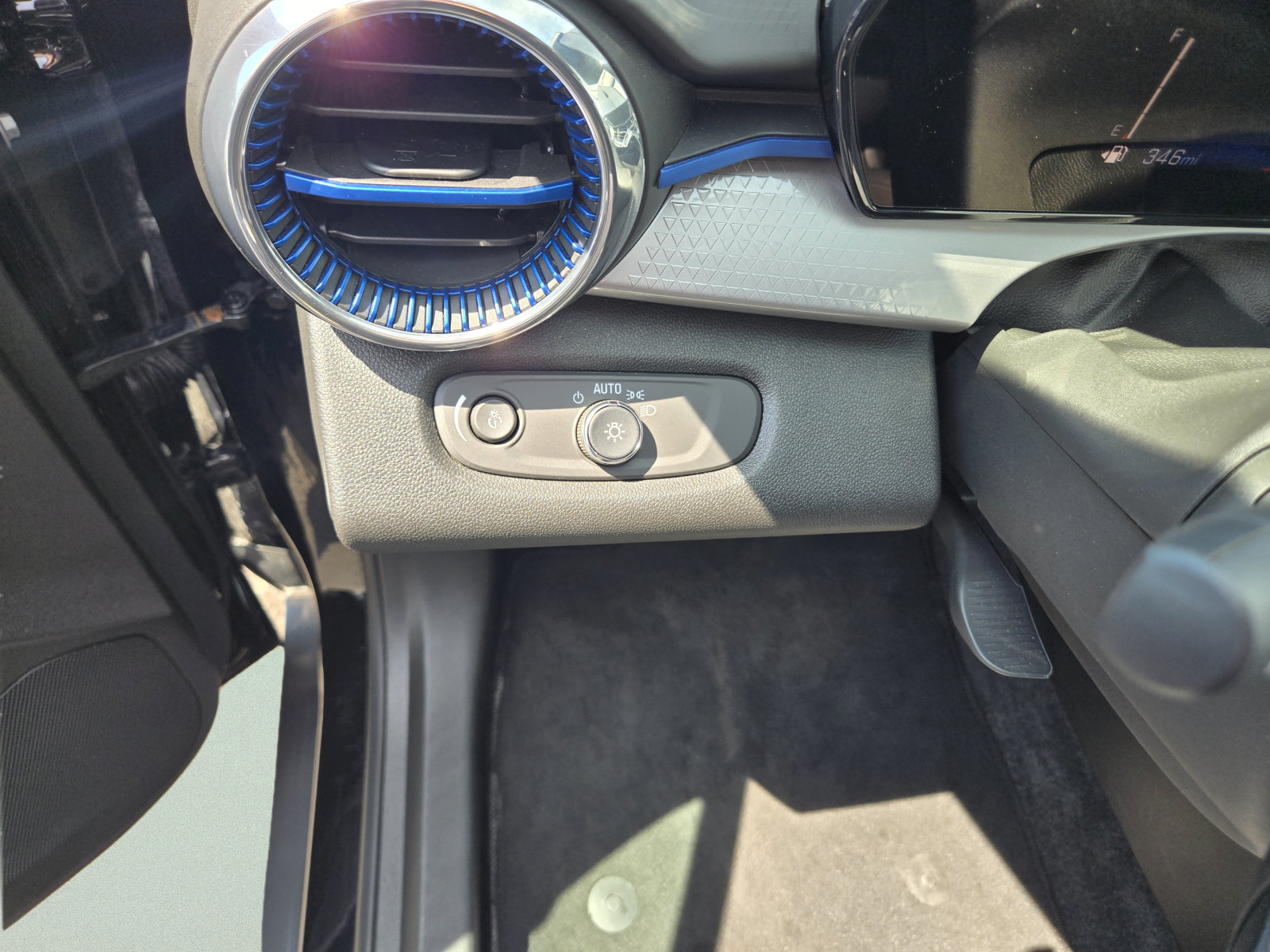 Used 2025 Chevrolet Trax LT w/ LT Convenience Package FWD image 17