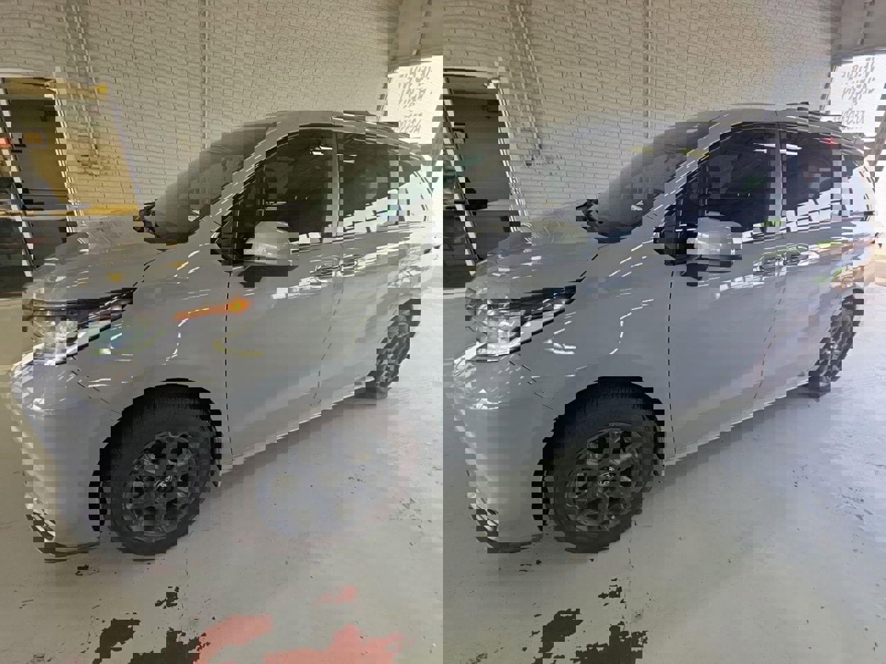 Used 2025 Toyota Sienna XLE Woodland Edition image 1