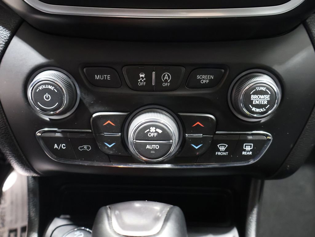 Certified 2021 Jeep Cherokee Latitude Lux w/ Comfort/Convenience Group image 38