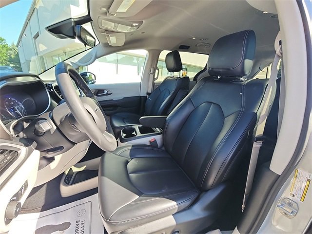 Used 2024 Chrysler Pacifica Touring-L image 28
