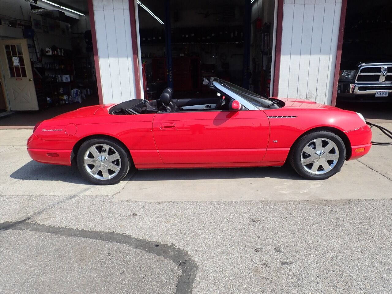 Used 2003 Ford Thunderbird image 25