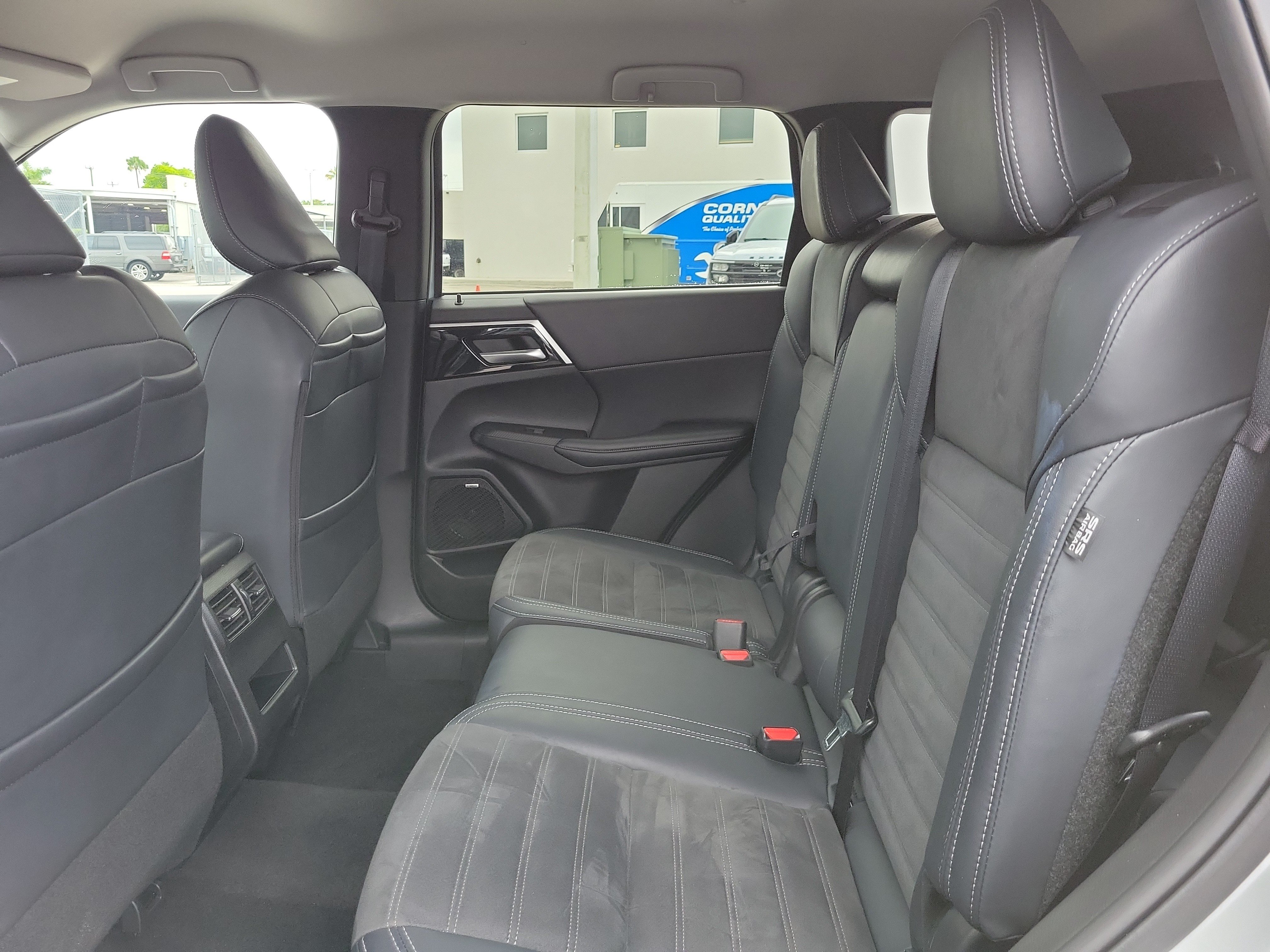 Used 2025 Mitsubishi Outlander SE FWD image 13