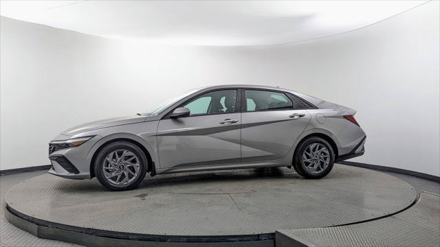 Used 2025 Hyundai Elantra Hybrid FWD image 3