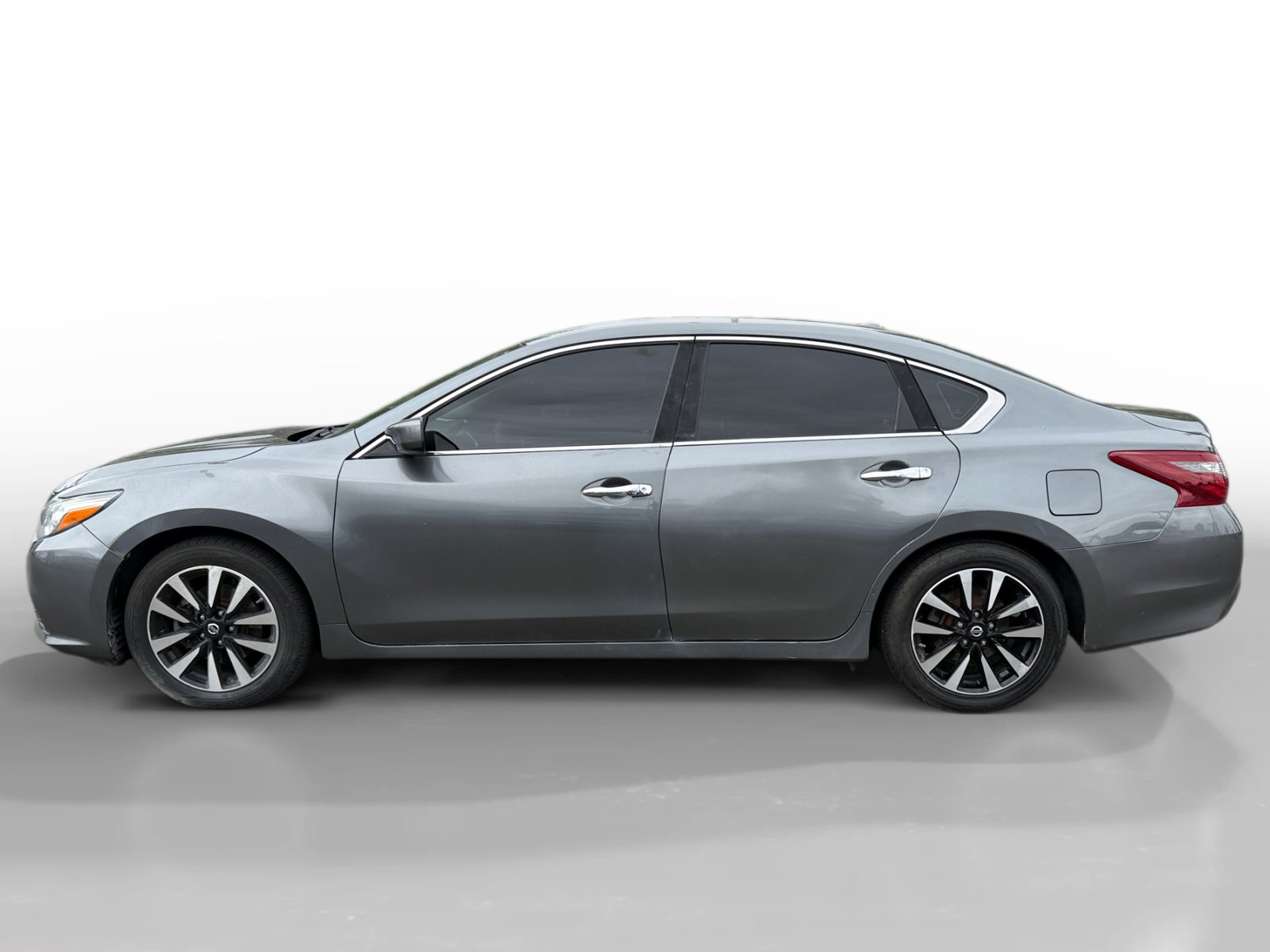 Used 2018 Nissan Altima 2.5 SV FWD image 2