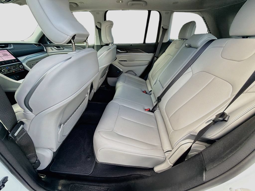 Used 2022 Jeep Grand Cherokee Overland w/ Luxury Tech Group IV AWD/4WD image 29