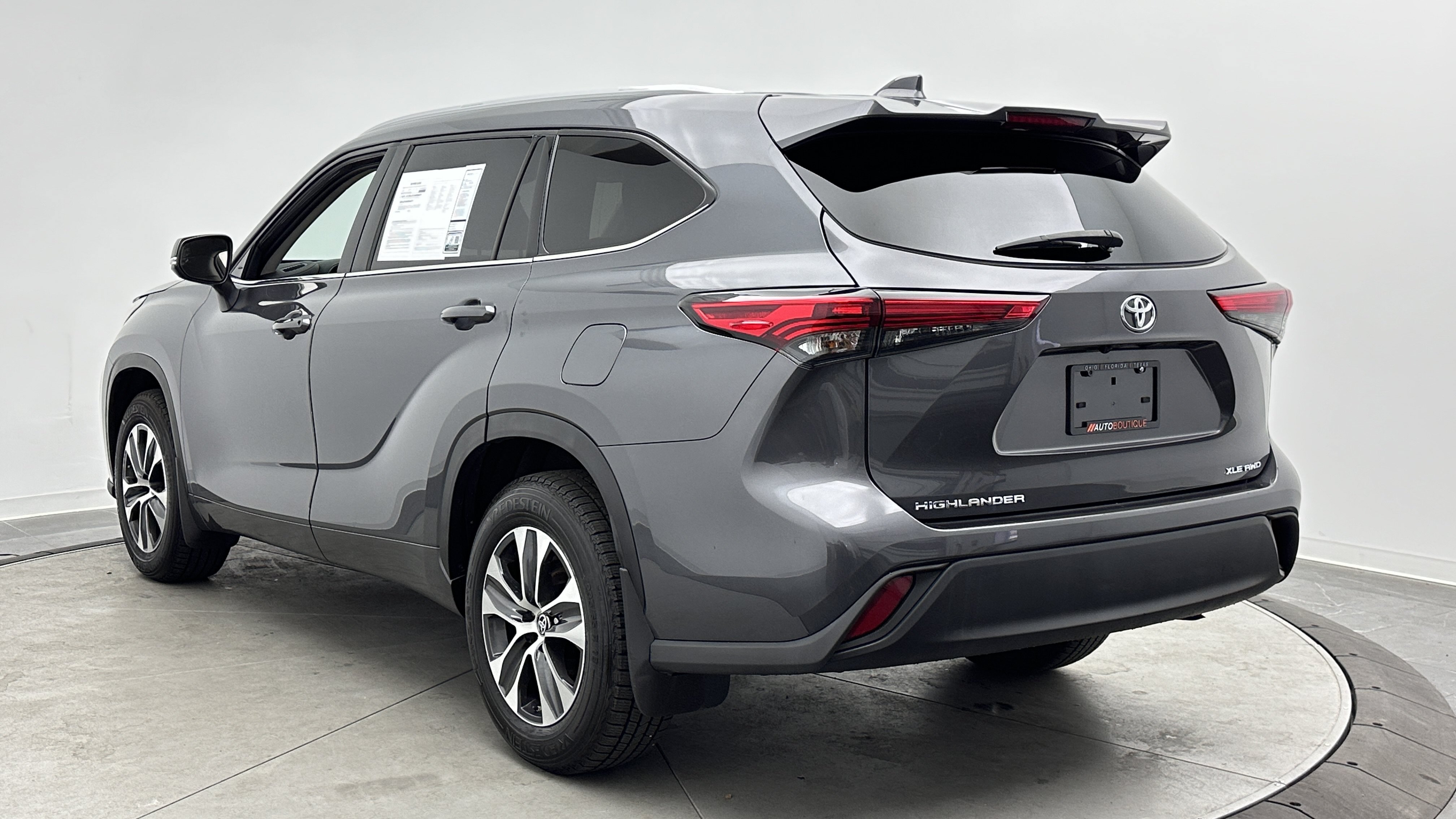 Used 2022 Toyota Highlander XLE AWD/4WD image 6