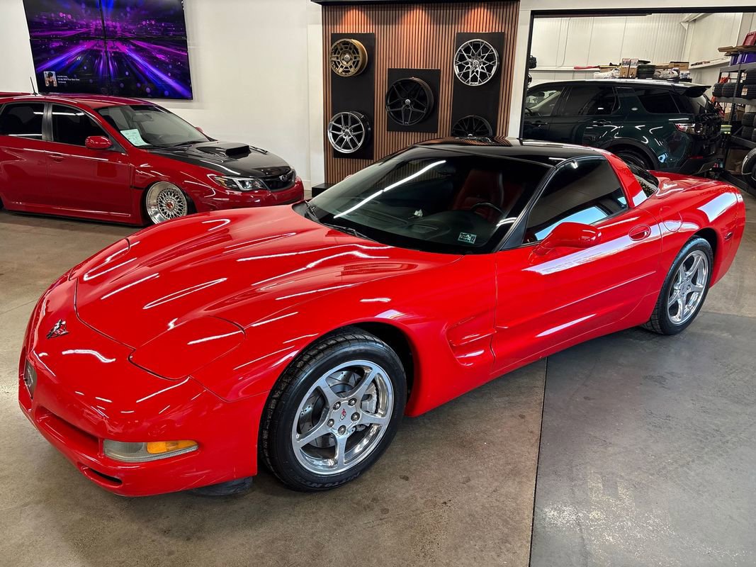 Used 2004 Chevrolet Corvette Coupe w/ Roof Package image 3