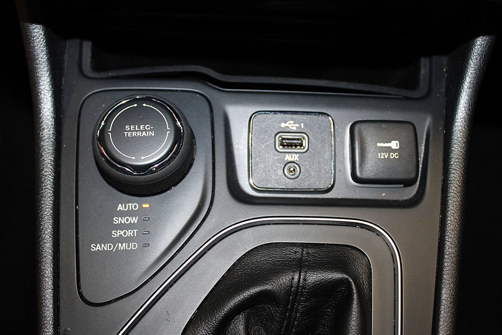Certified 2021 Jeep Cherokee Latitude Lux w/ Sun & Sound Group AWD/4WD image 21