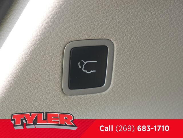 Used 2020 Chrysler Pacifica Touring w/ Cold Weather Group FWD image 17