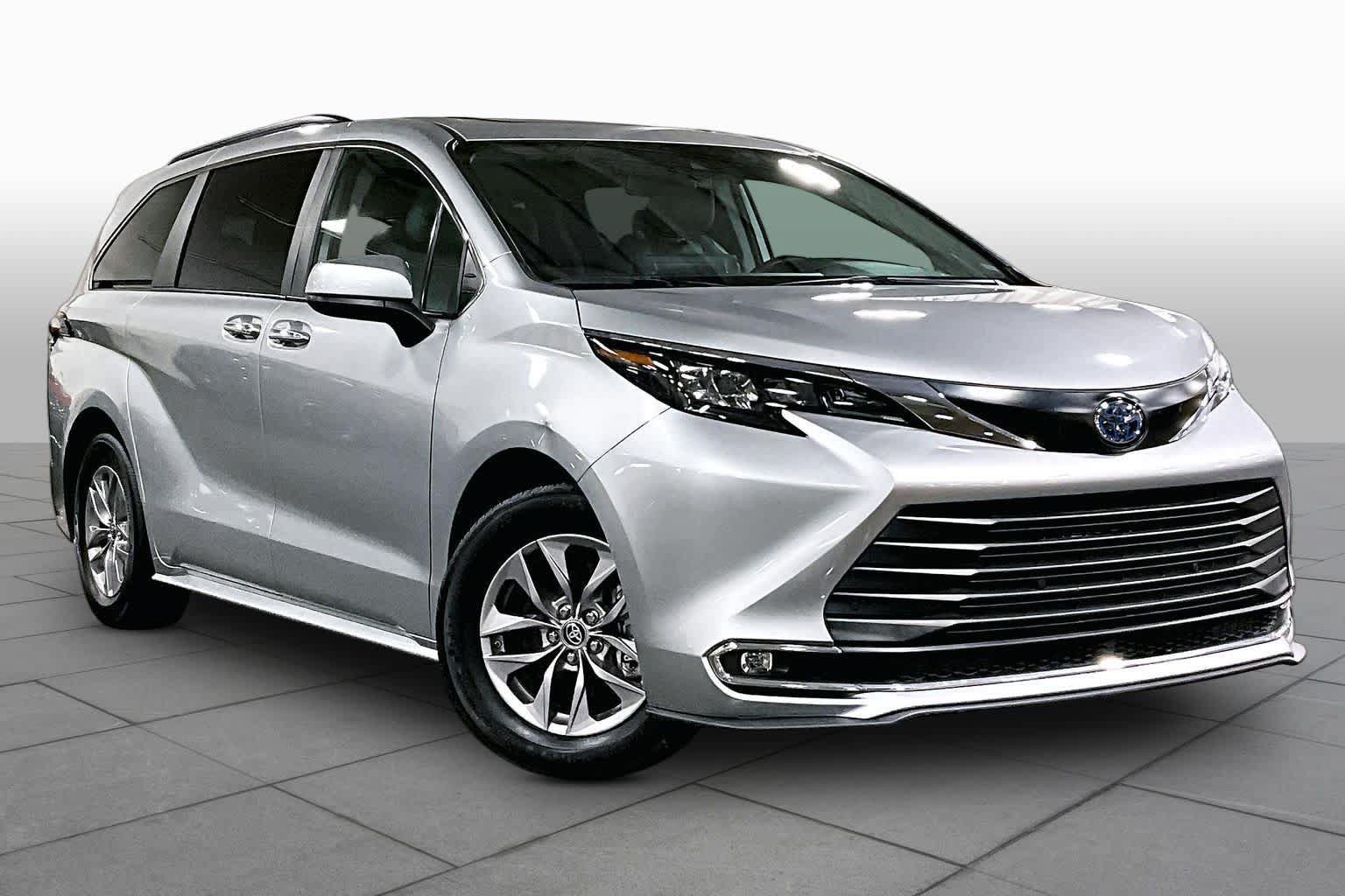Used 2024 Toyota Sienna XLE FWD image 3