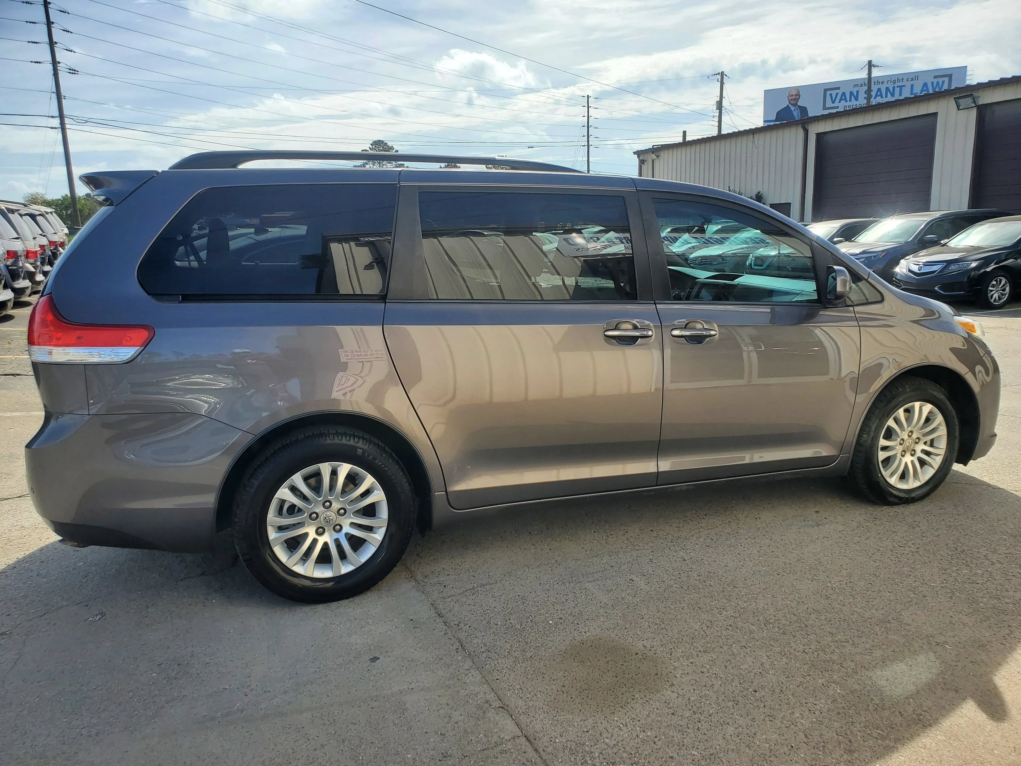 Used 2012 Toyota Sienna XLE w/ XLE Navigation Pkg FWD image 9