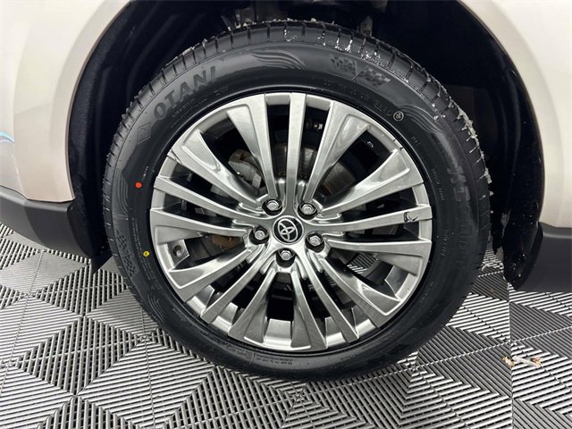Used 2022 Toyota Venza XLE image 27