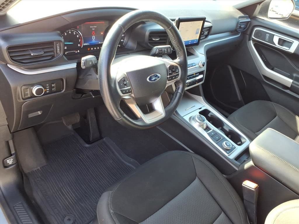 Used 2023 Ford Explorer XLT AWD/4WD image 12