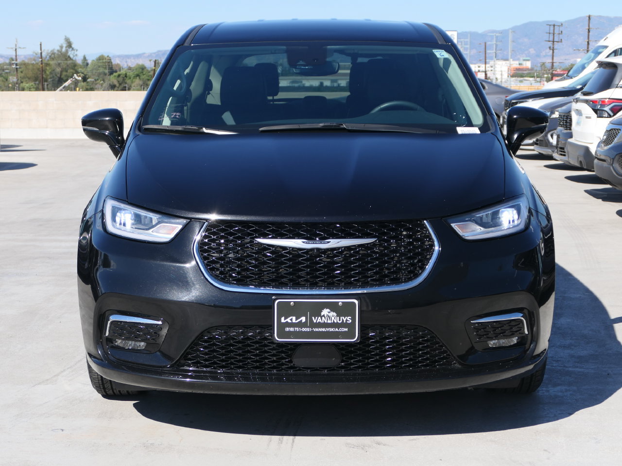 Used 2024 Chrysler Pacifica Limited FWD image 8