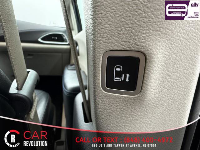 Used 2021 Chrysler Pacifica Touring-L image 65