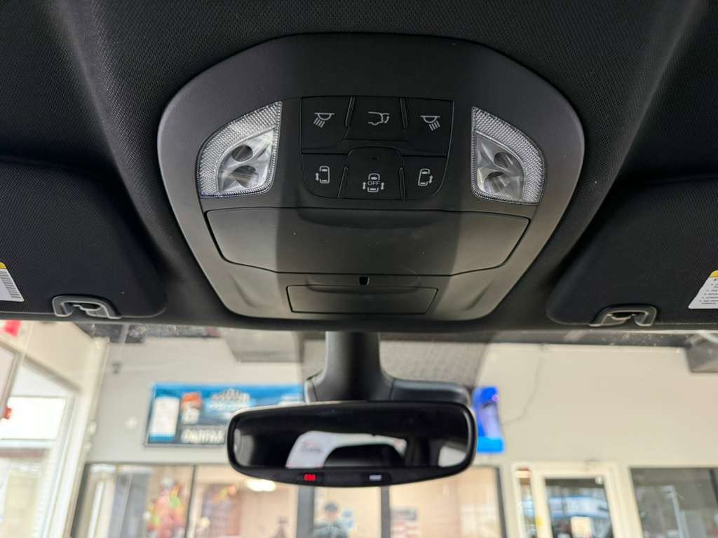 Used 2025 Chrysler Pacifica Select image 19