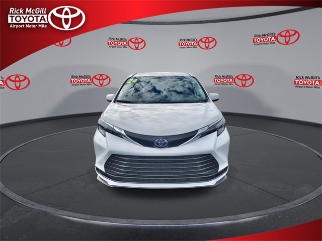Used 2024 Toyota Sienna LE image 3