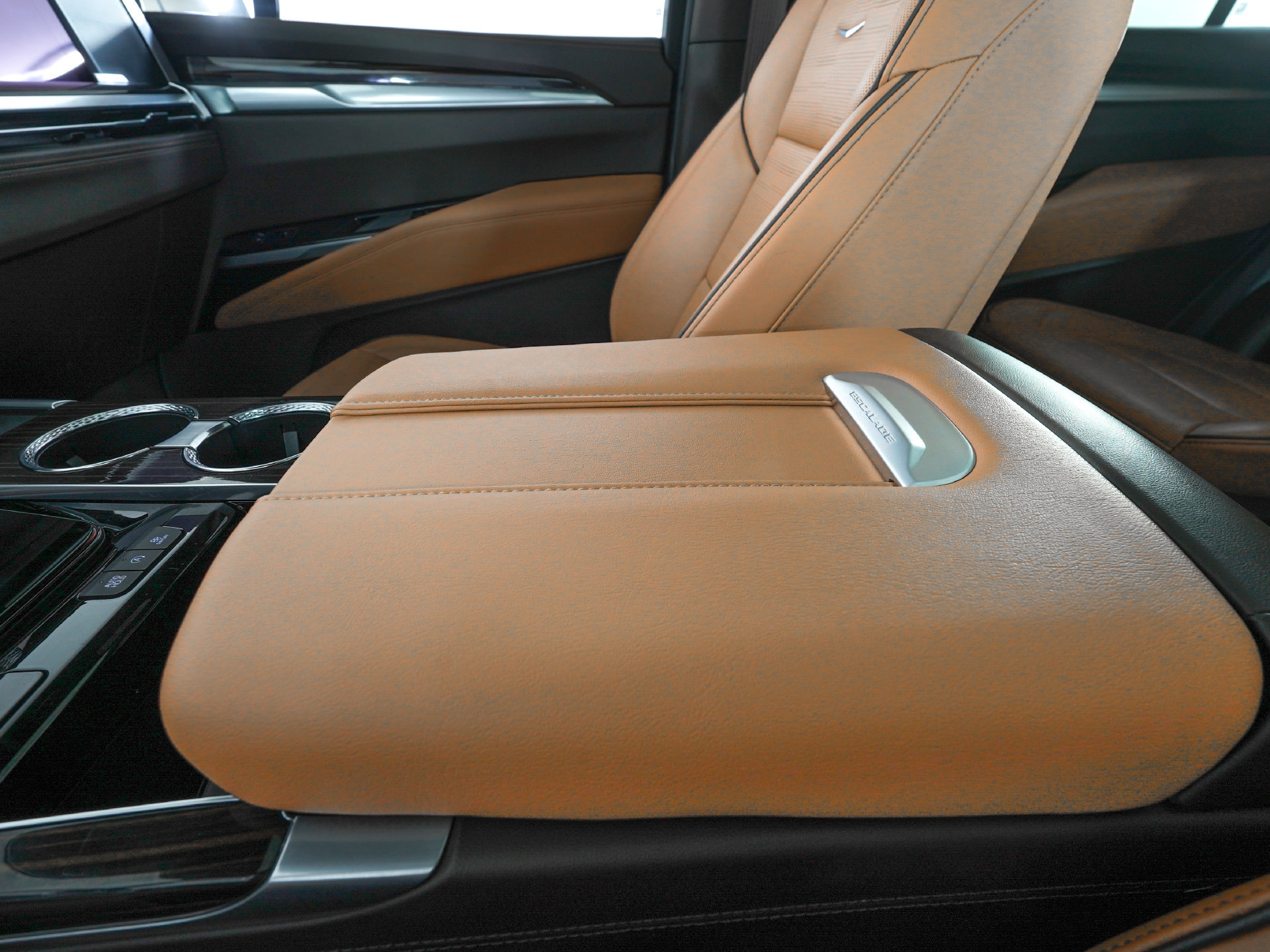 Used 2025 Cadillac Escalade Premium Luxury w/ LPO, Floor Liner Package AWD/4WD image 31