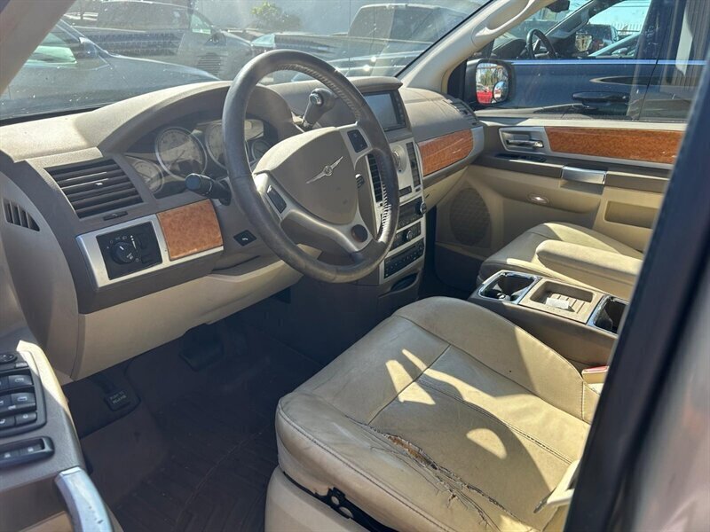 Used 2008 Chrysler Town & Country Limited w/ Entertainment Group #3 FWD image 28