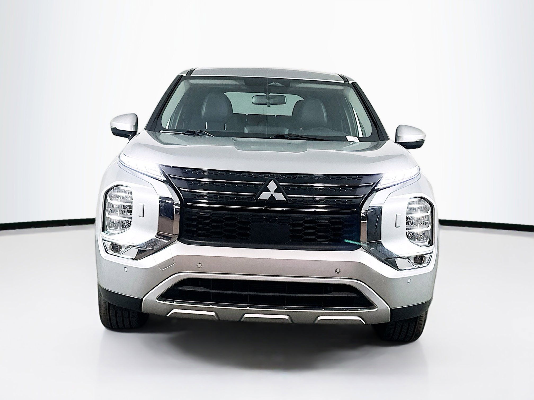 Used 2024 Mitsubishi Outlander SE image 2