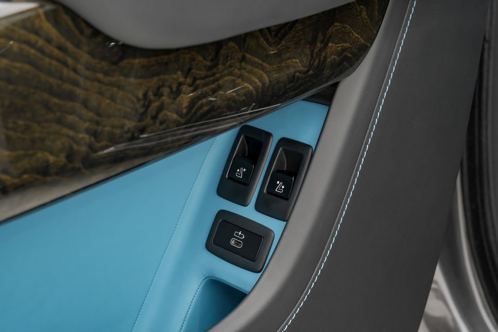 Used 2022 Rolls-Royce Cullinan w/ Cullinan Package image 57