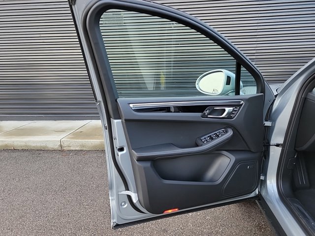 Used 2025 Porsche Macan image 28