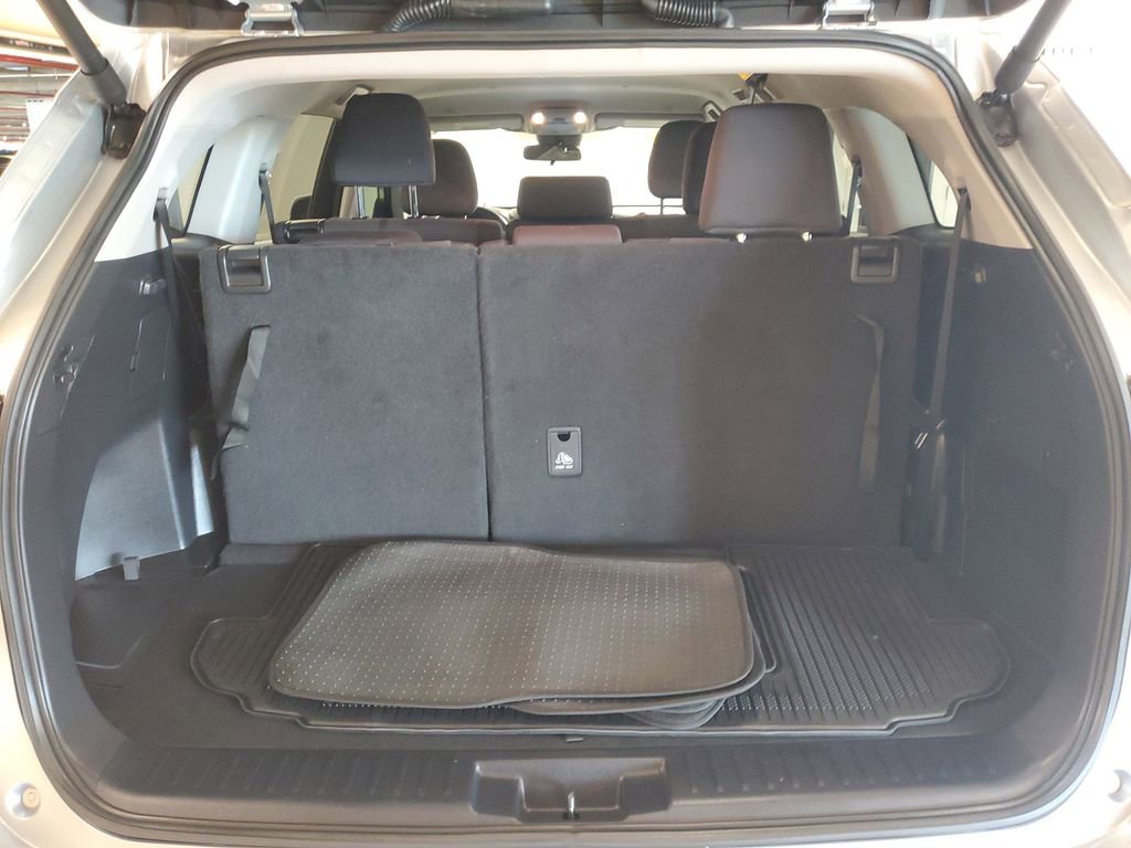 Used 2024 Toyota Highlander LE image 8