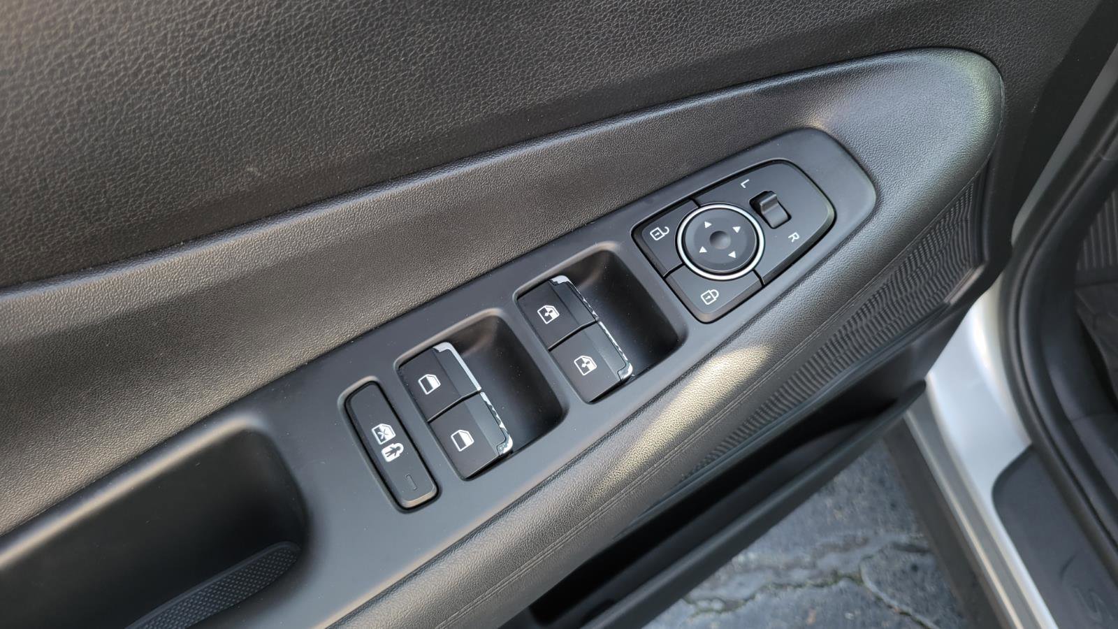 Used 2023 Hyundai Santa Fe SEL w/ Winter Weather Package image 17