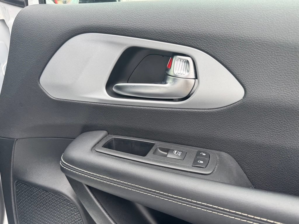 Used 2025 Chrysler Pacifica Limited FWD image 16