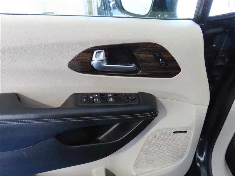 Used 2022 Chrysler Pacifica Limited image 16