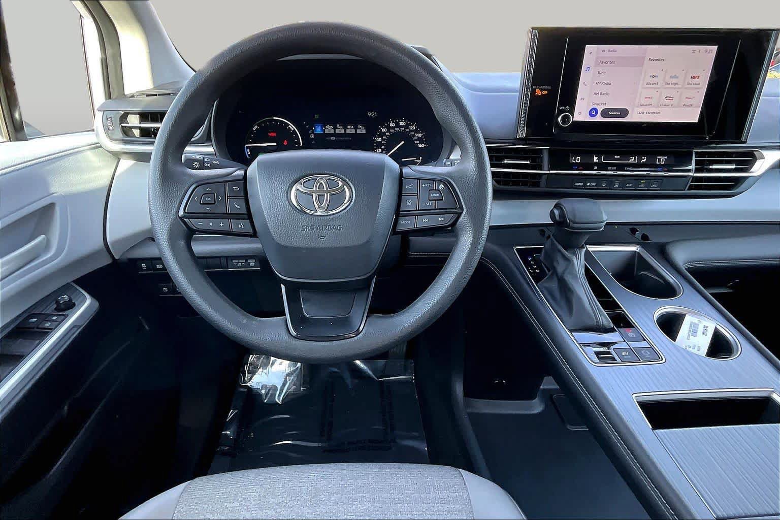 Certified 2025 Toyota Sienna LE FWD image 5