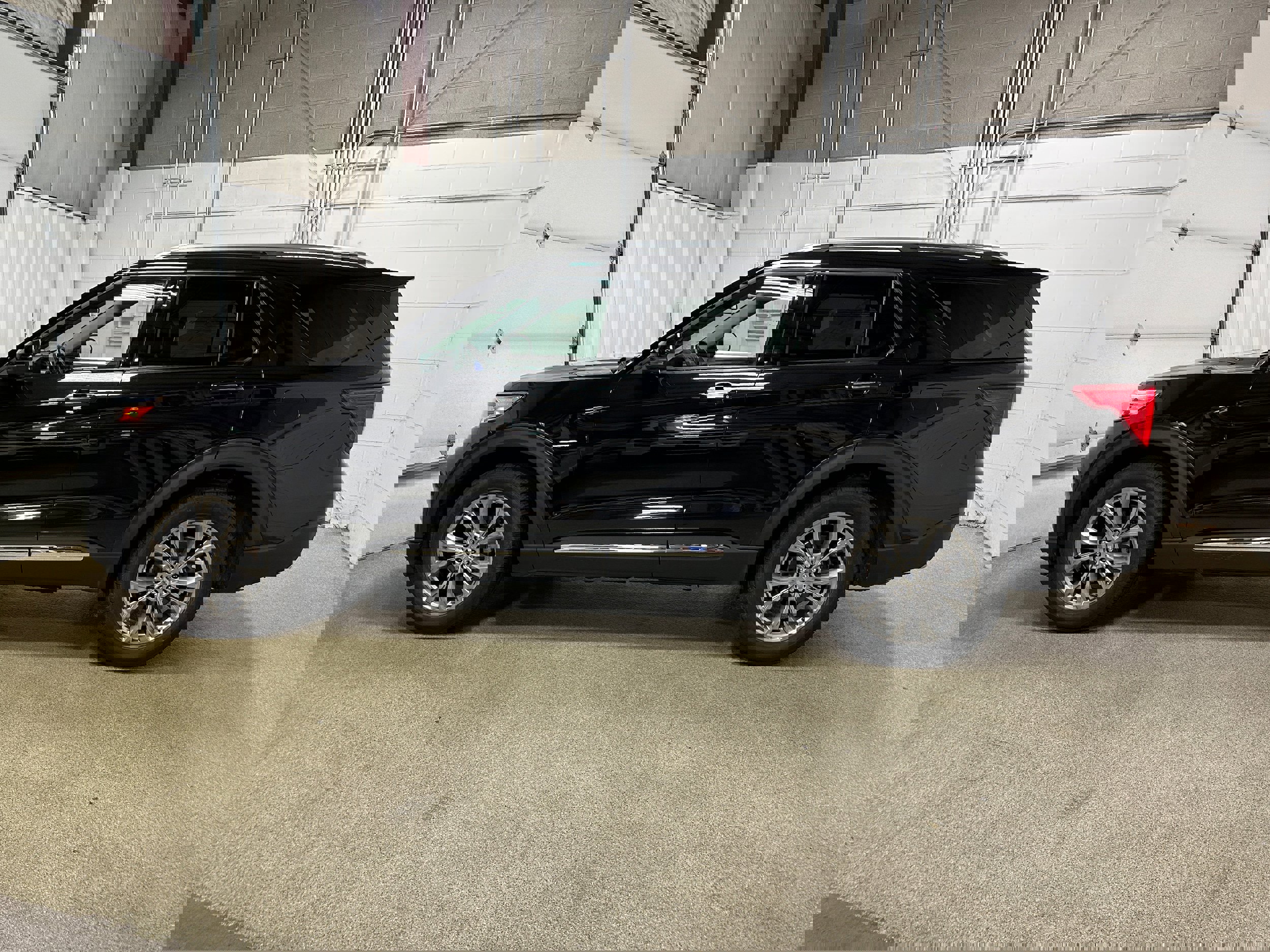 Certified 2023 Ford Explorer Limited w/ Equipment Group 301A image 4