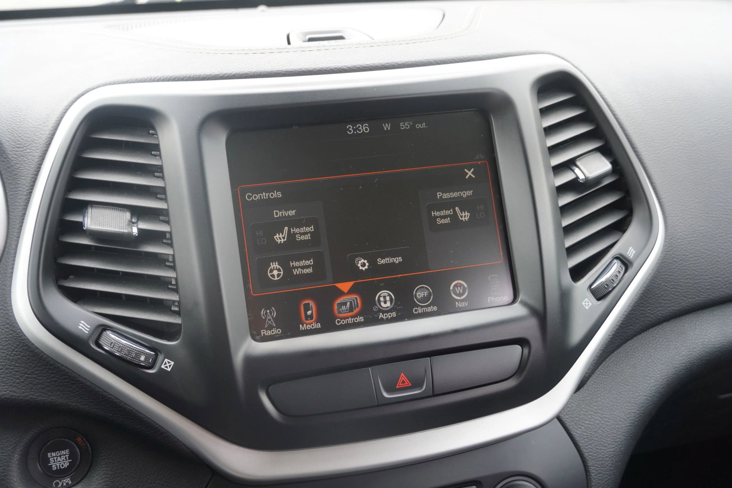 Used 2018 Jeep Cherokee Latitude Plus w/ Cold Weather Group image 11