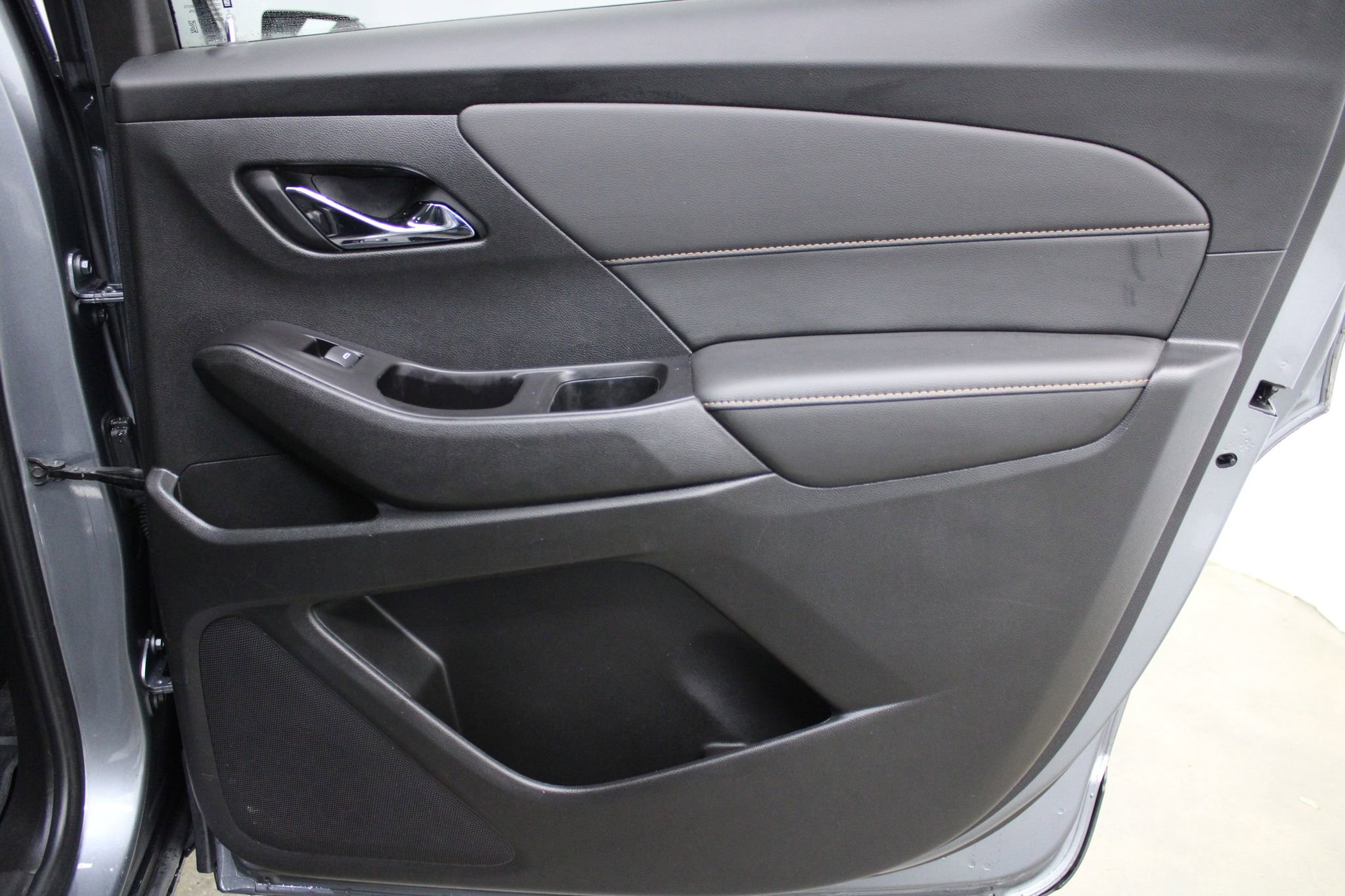 Used 2020 Chevrolet Traverse RS w/ LPO, Floor Liner Package FWD image 22