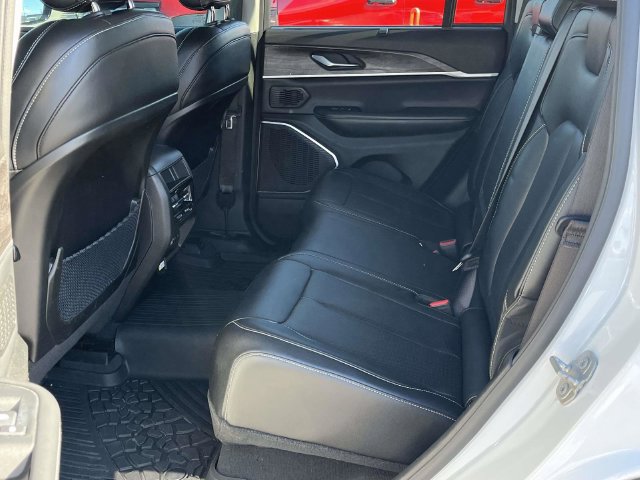Used 2023 Jeep Grand Cherokee 4WD 4xe w/ Luxury Tech Group II image 16