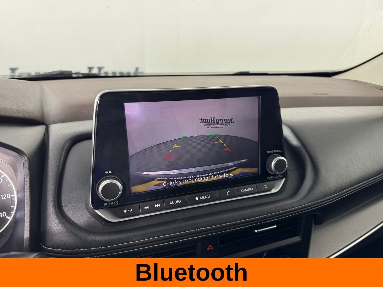 Used 2023 Nissan Rogue SV image 3