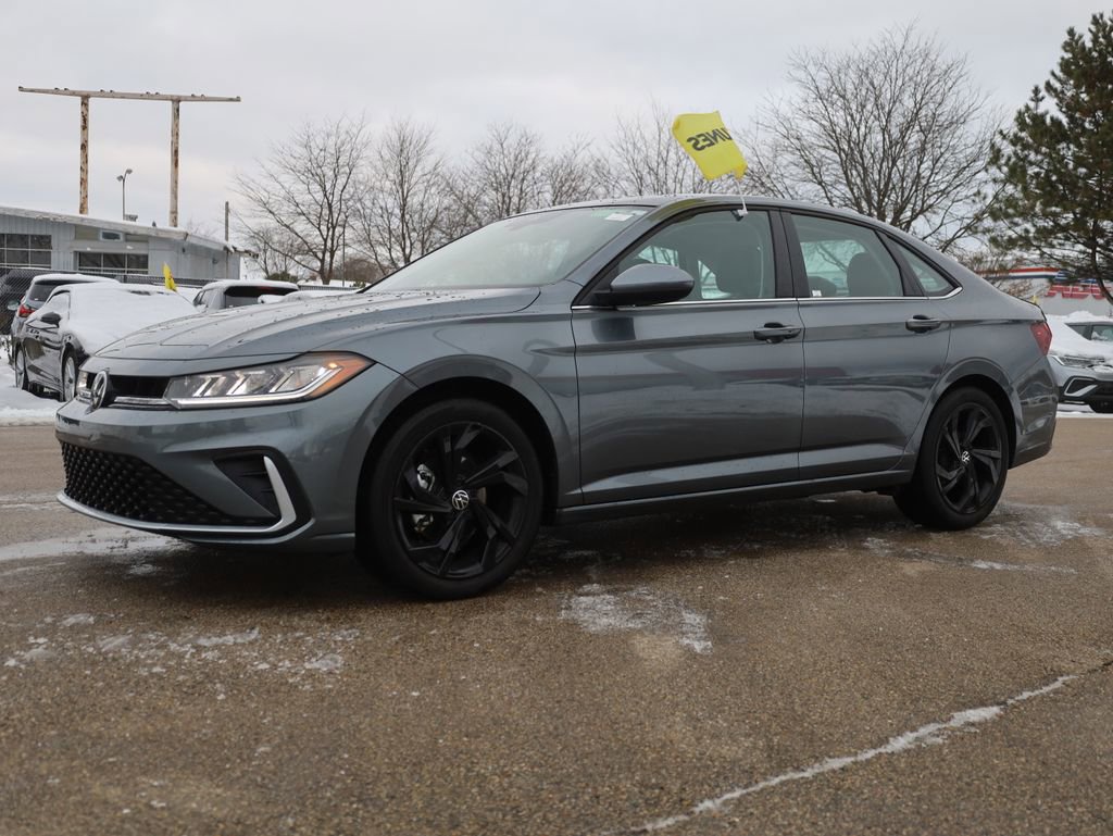 Used 2025 Volkswagen Jetta SE w/ Sunroof Package image 5