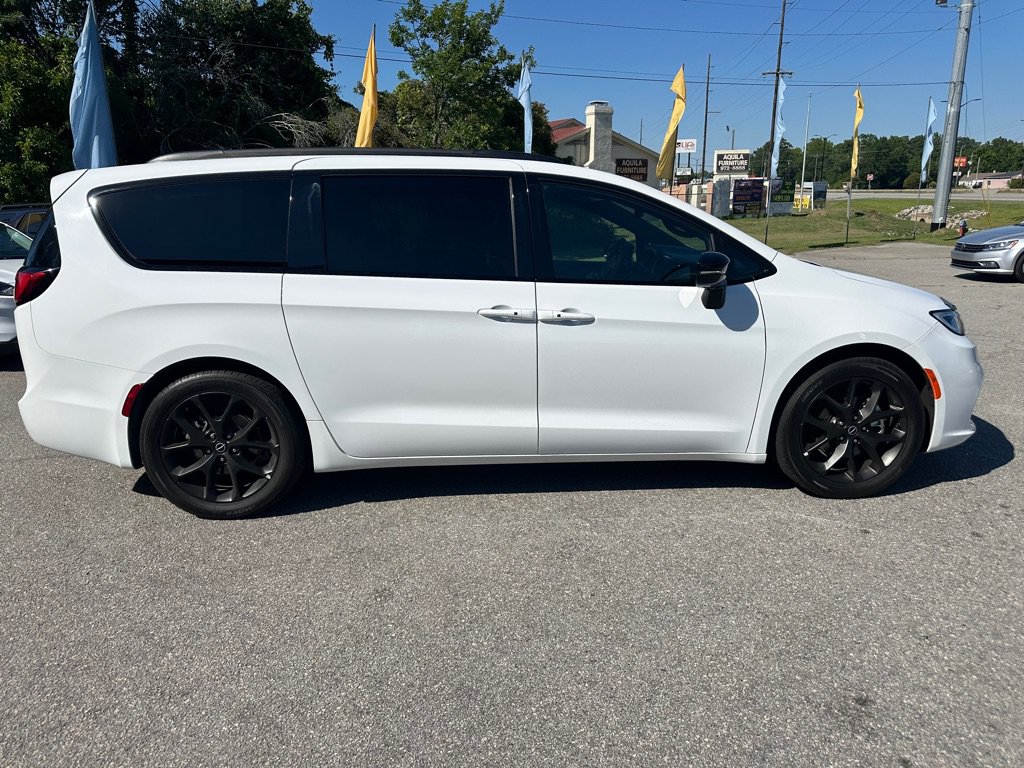 Used 2025 Chrysler Pacifica Limited FWD image 6
