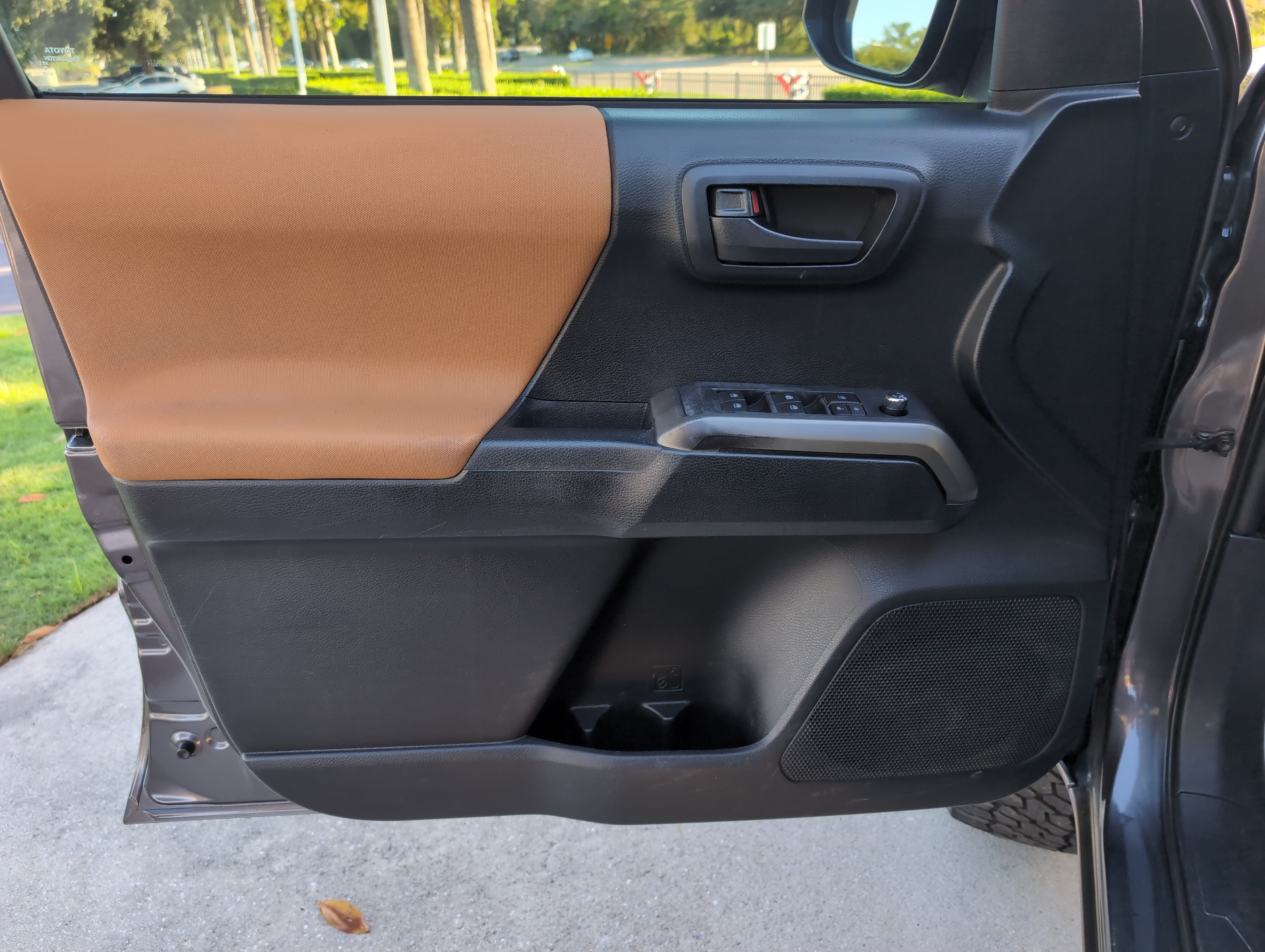 Used 2016 Toyota Tacoma SR5 w/ Towing Package RWD image 14