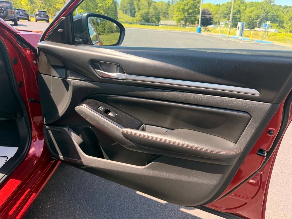 Used 2024 Nissan Altima 2.5 SR FWD image 37