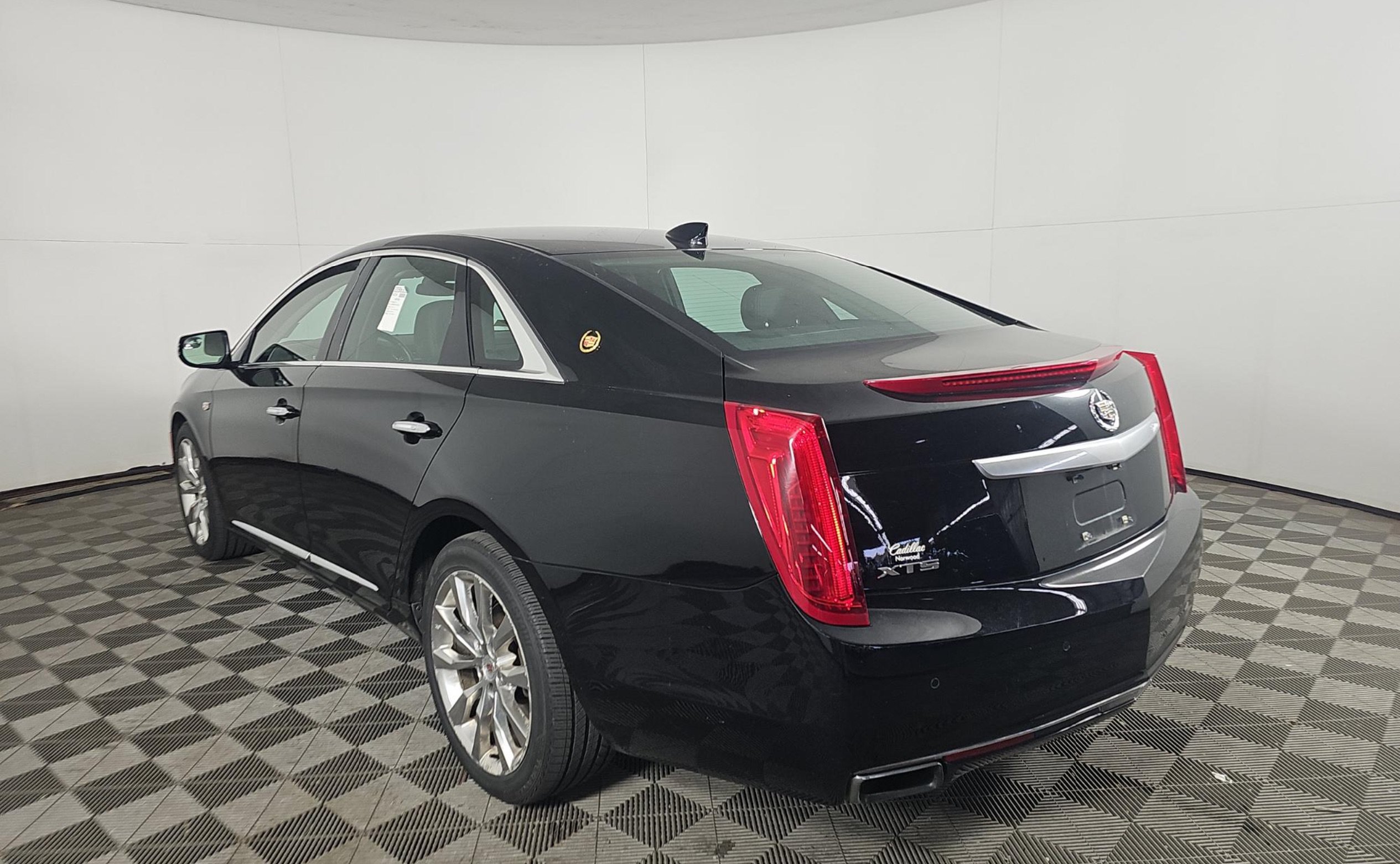 Used 2015 Cadillac XTS Luxury FWD image 4