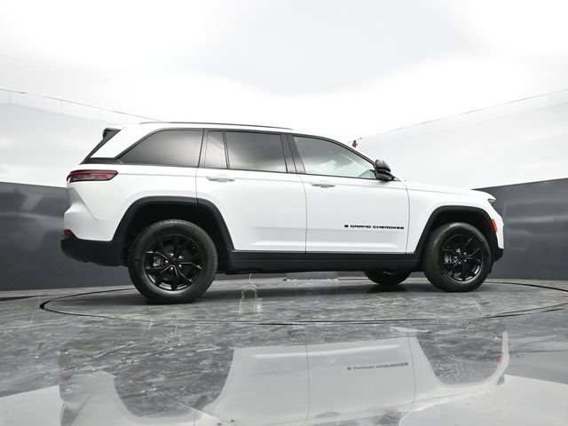 Used 2025 Jeep Grand Cherokee Altitude AWD/4WD image 50