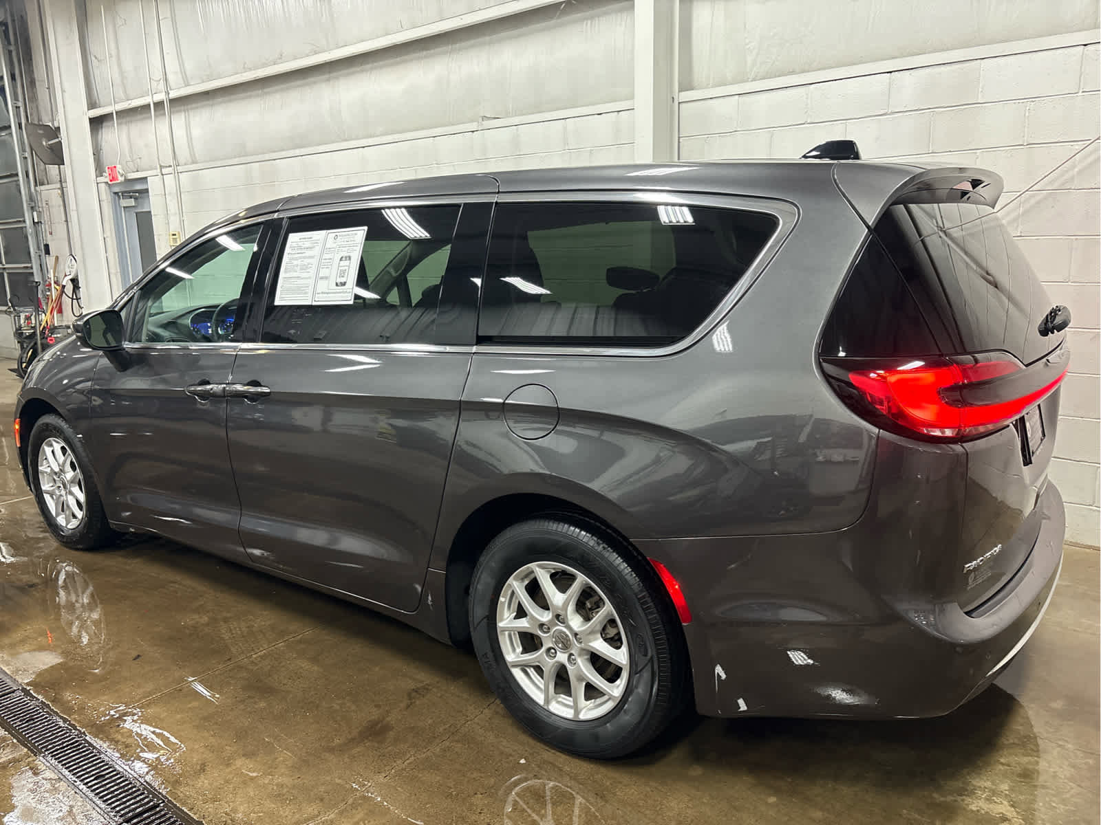 Used 2023 Chrysler Pacifica Touring-L image 5