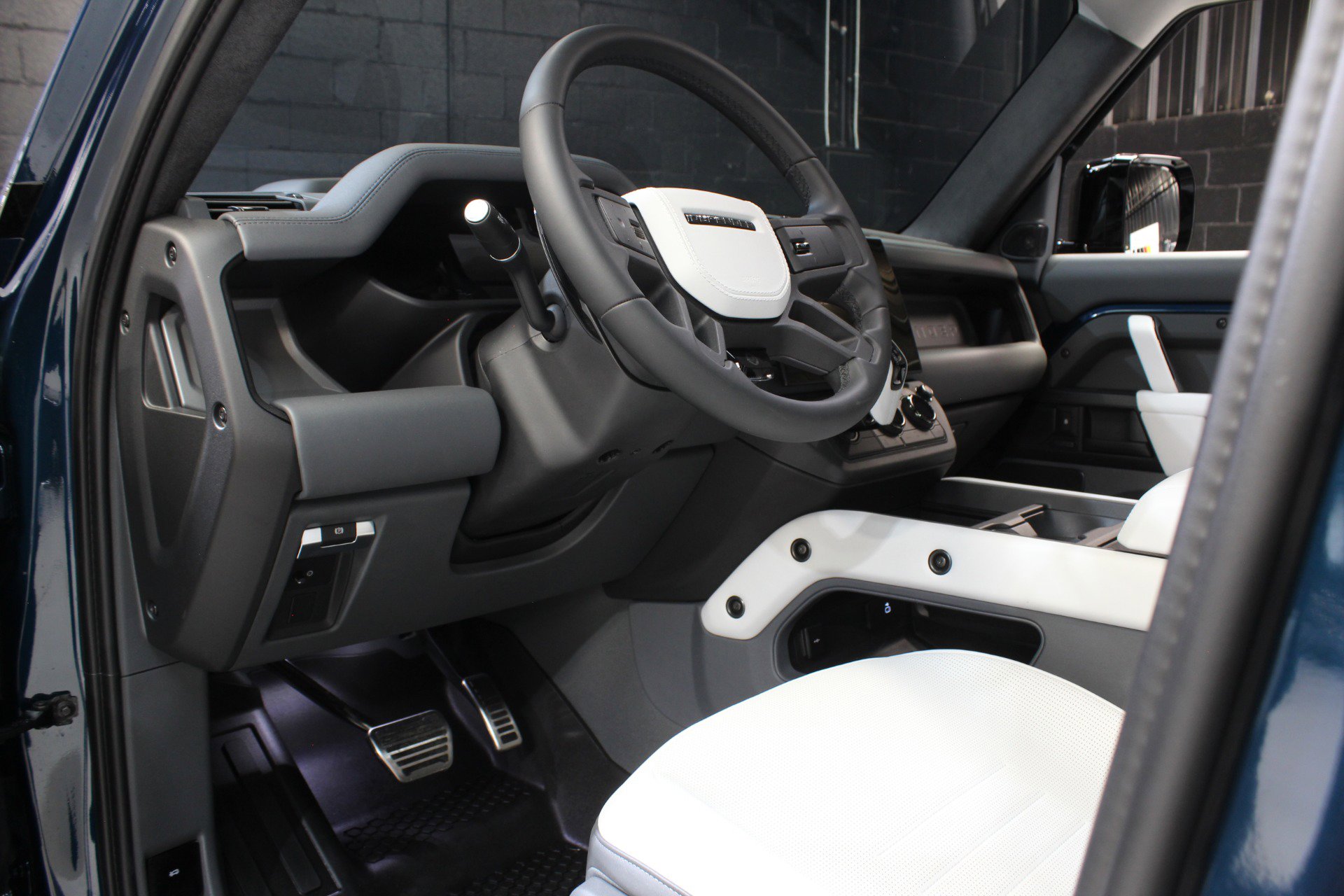 Used 2026 Land Rover Defender 110 image 38