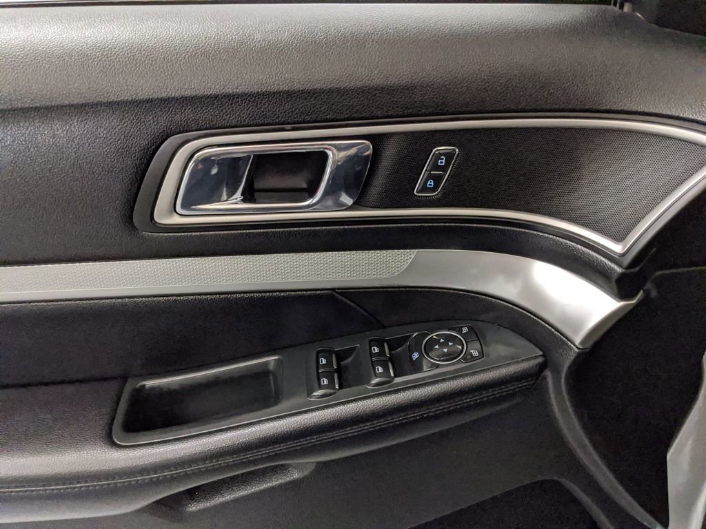Used 2017 Ford Explorer XLT FWD image 15